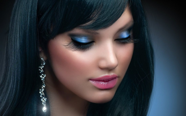 Красивая гламурная брюнетка