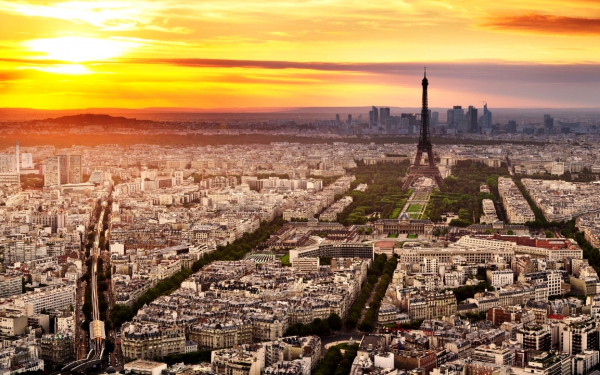 Закат солнца в Париже