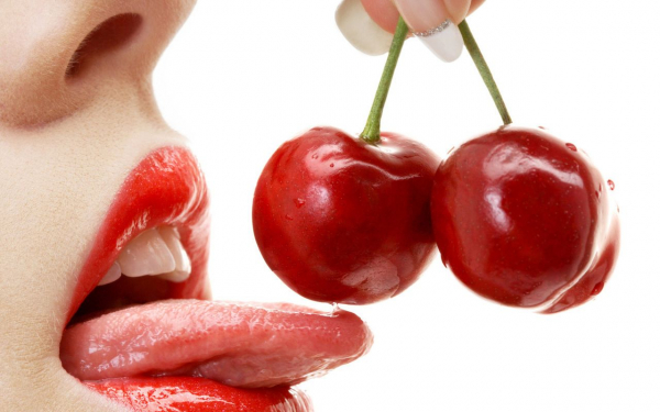 Губы и вишня