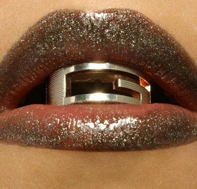 Губи и кольцо