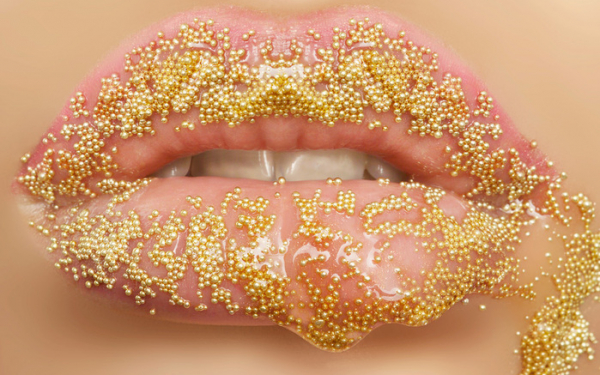 Губы в золотых стразах