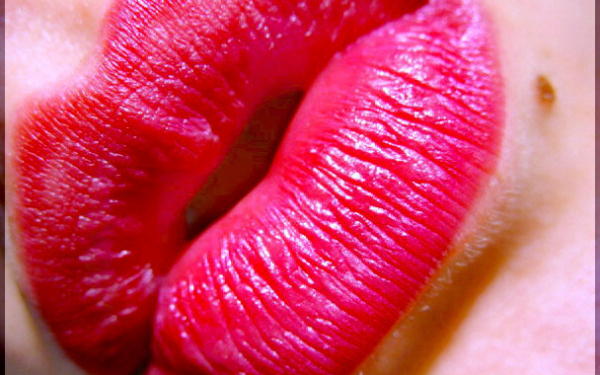 Яркие губы