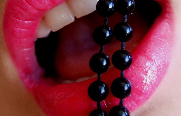 Губы и бусы