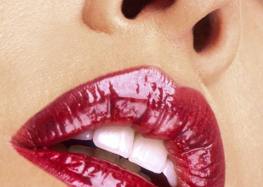 Темно красные губы