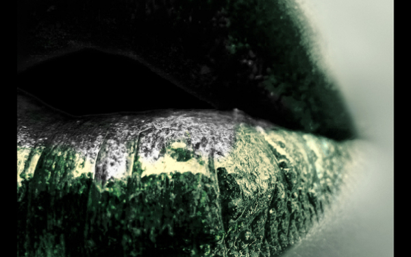 Тёмно зеленые губы