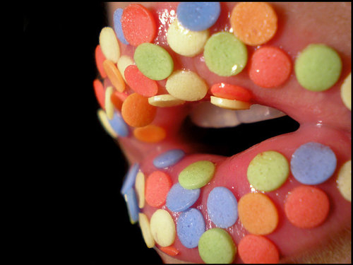 Конфеты на губах