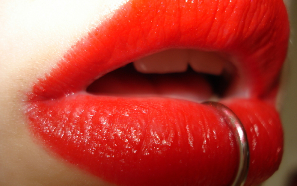 Пирсинг нижней губы