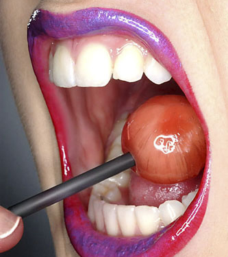 Леденец на палочке во рту