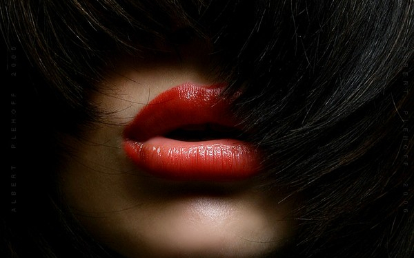 Девушка с красными губами