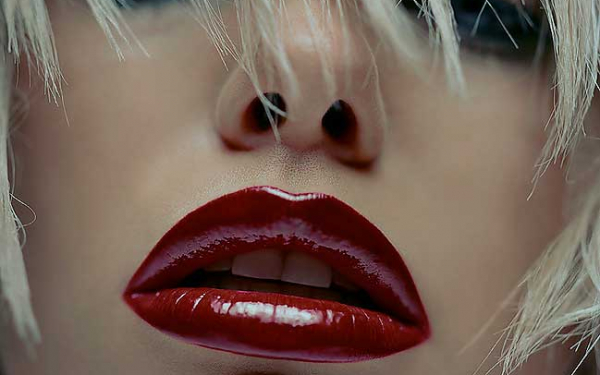 Бордовые губы