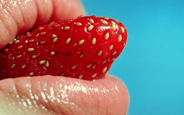 Клубника во рту