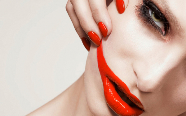 Помада на лице