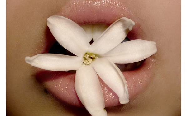 Губы и цветок