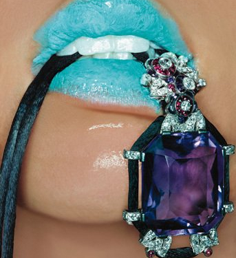 Светло голубые губы