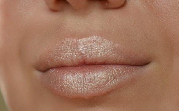 Бежевые губы
