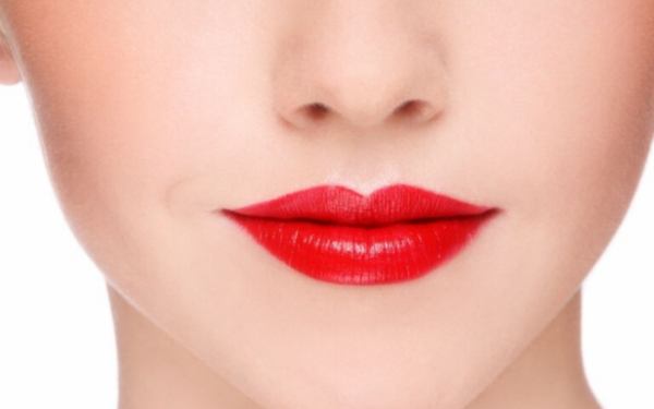 Губы с красной помадой