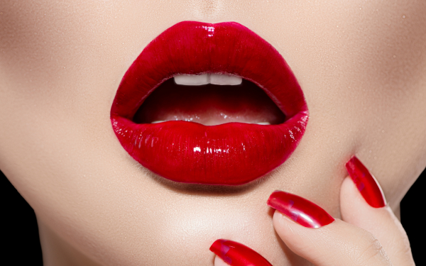 Губы в лаковой помаде