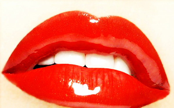 Губы в красной помаде