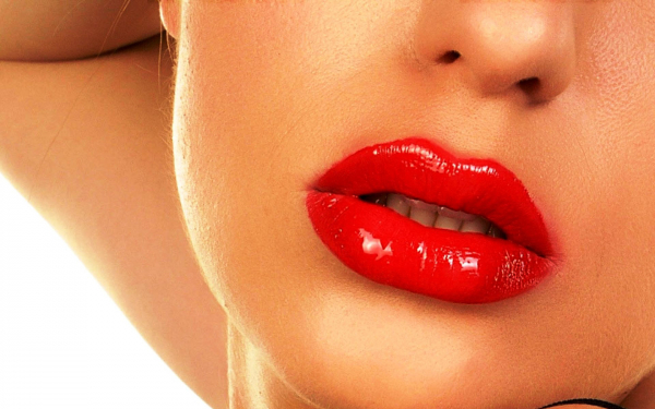 Губы красные