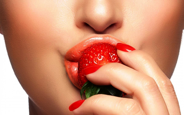 Губы с клубникой