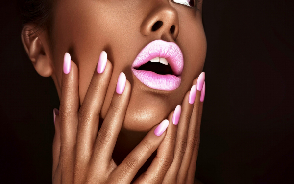 Розовый макияж