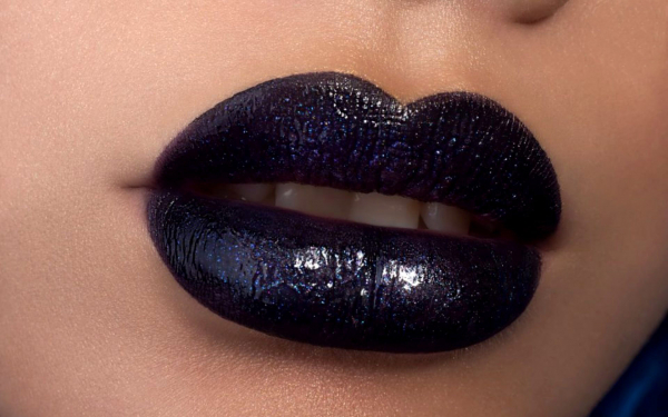 Помада с блеском на губах