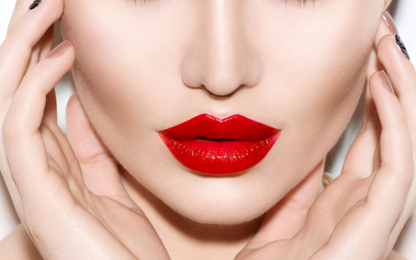 Губы в красной помаде