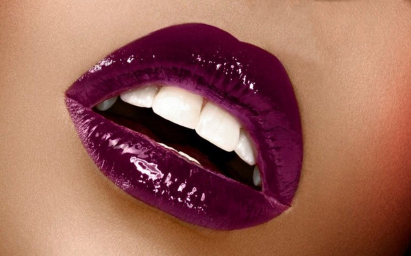 Губы в фиолетовой помаде