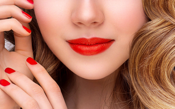 Губы девушки в красной помаде