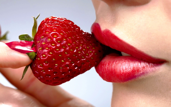Губы и клубника
