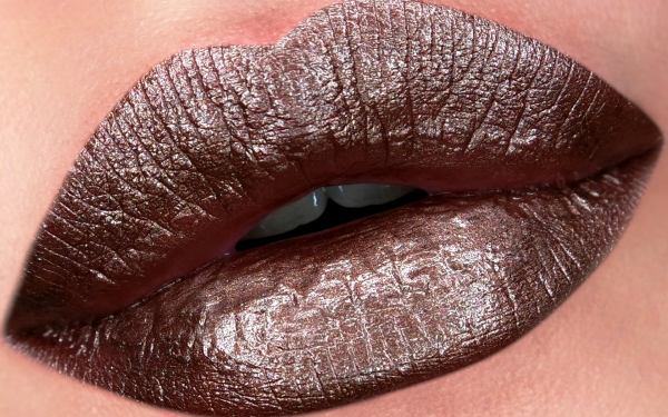 Губы с блеском