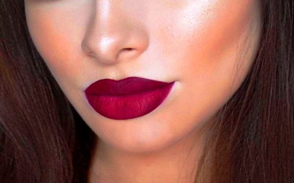 Помада на губах