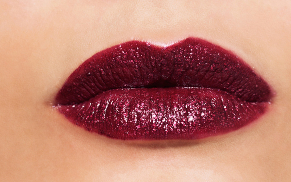 Губы в бордовой помаде