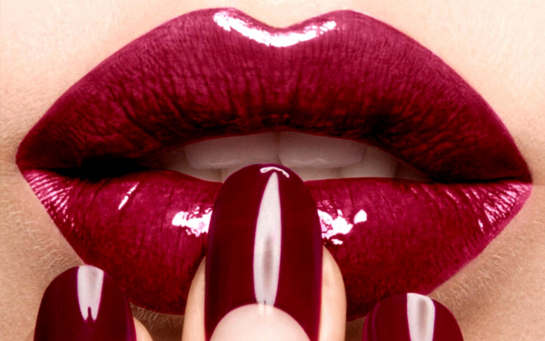 Губы в вишневой помаде