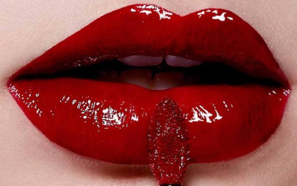 Губы помада кисточка