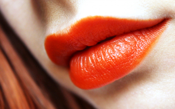 Губы в морковной помаде