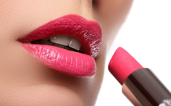 Губы с розовой помадой