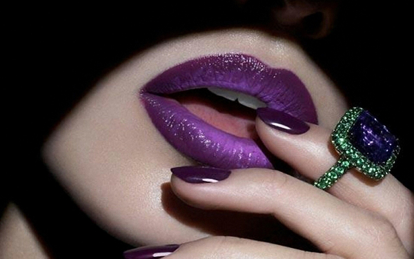 Губы с фиолетовым макияжем