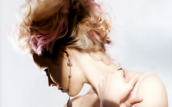 Девушка с украшением