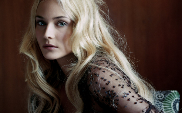 Девушка грустная