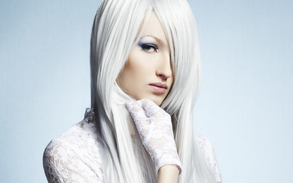 Белая девушка