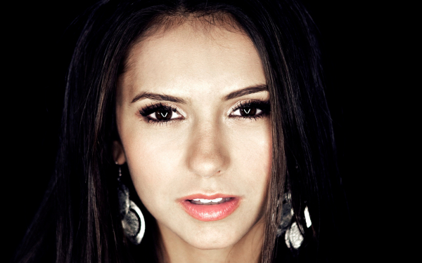 Красивая брюнетка