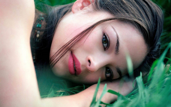 Девушка  на траве