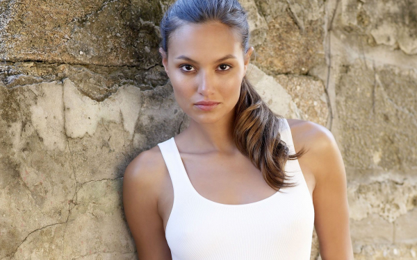 Девушка в белой майке