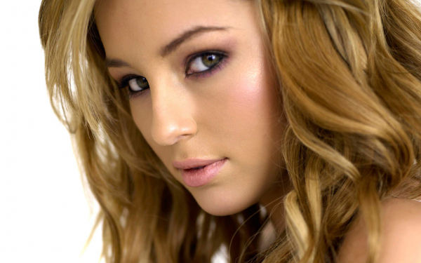 Девушка с зелеными глазами