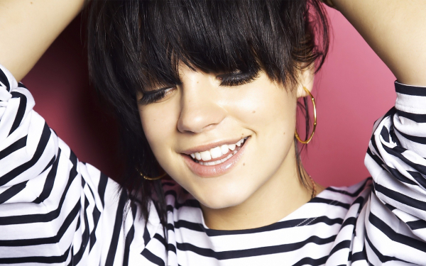 Девушка веселая