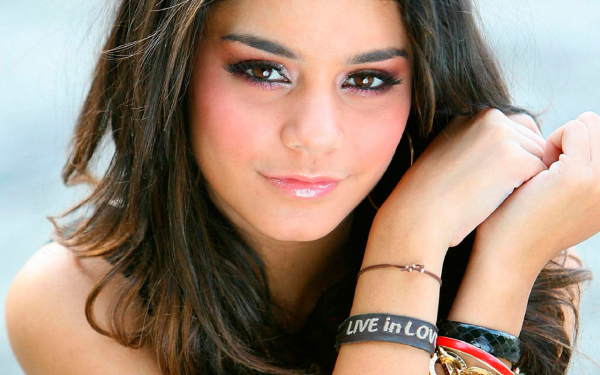 Симпатичная брюнетка