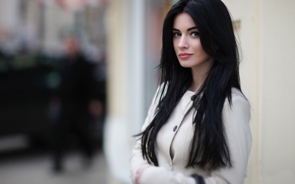 Девушка в пальто