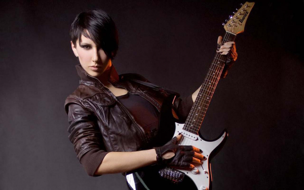 Девушка с гитарой