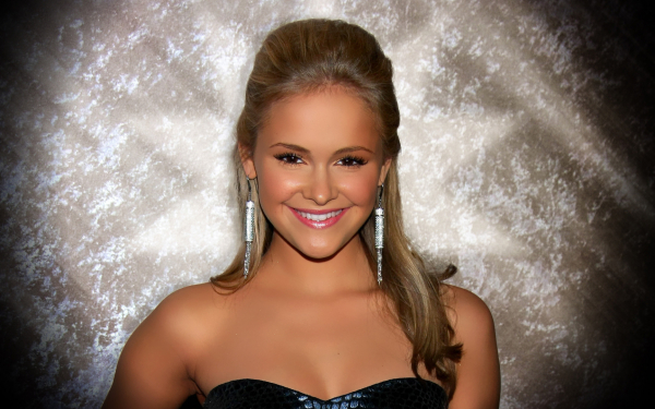 Девушка с очаровательной улыбкой